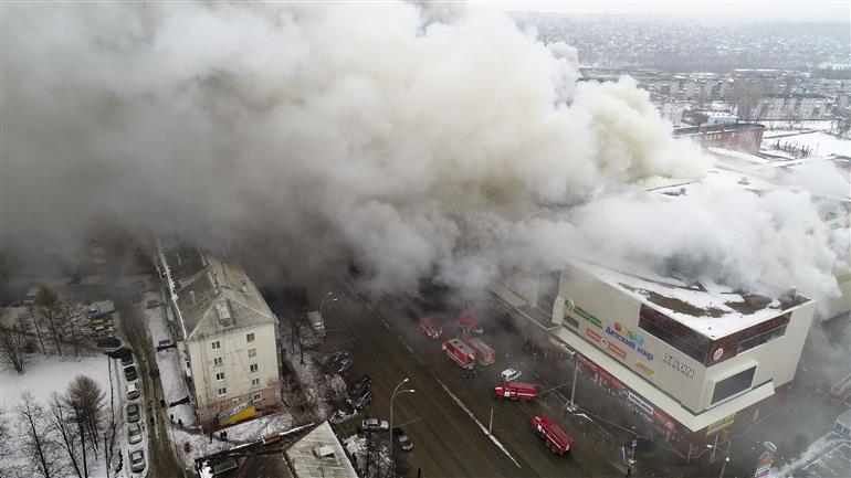 Massive fire broke out in Russian city at a shopping mall 