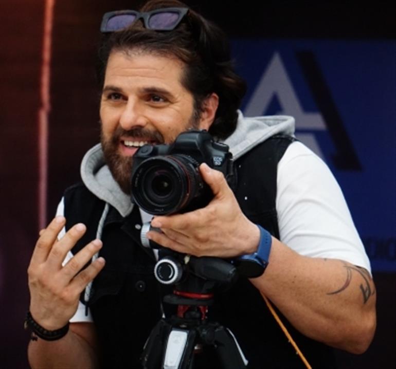 Bakhtiyaar Irani talks about playing a fashion photographer in 'Wagle Ki Duniya'