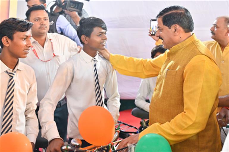 मध्य प्रदेश के मुख्यमंत्री ने मेधावी छात्रों को इलेक्ट्रिक स्कूटी और पूरी मेडिकल शिक्षा का खर्च देने का वादा किया
