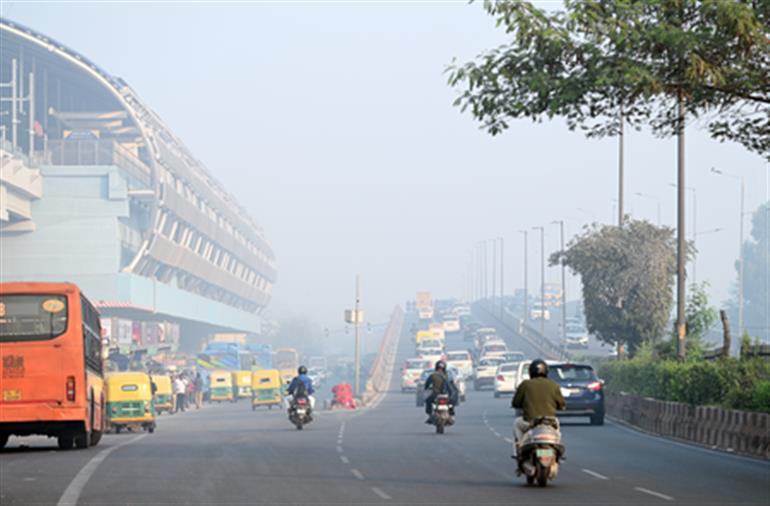 दिल्ली की वायु गुणवत्ता 'बेहद खराब' श्रेणी में पहुँची, AQI 300 के पार