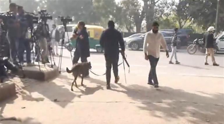 ਦਿੱਲੀ ਦੇ ਦੋ ਸਕੂਲਾਂ, 3 ਅਦਾਲਤਾਂ ਨੂੰ ਬੰਬ ਨਾਲ ਉਡਾਉਣ ਦੀਆਂ ਧਮਕੀਆਂ ਮਿਲੀਆਂ; ਕੰਪਲੈਕਸ ਖਾਲੀ ਕਰਵਾ ਲਏ ਗਏ