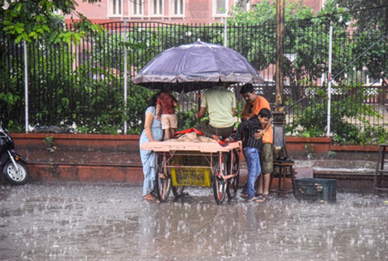 जयपुर में बारिश और बादलों के छाए रहने से कड़ाके की ठंड, कई जिलों में घने कोहरे का अलर्ट जारी