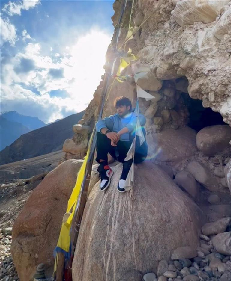 सिद्धांत चतुर्वेदी ने अपने काव्यात्मक पक्ष की खोज की, पारंपरिक कहानियों से परे प्रेम पर चिंतन किया