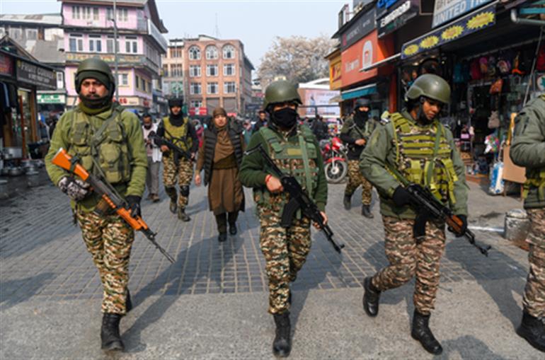 जम्मू-कश्मीर पुलिस और सीआरपीएफ ने श्रीनगर के लाल चौक में तलाशी ली