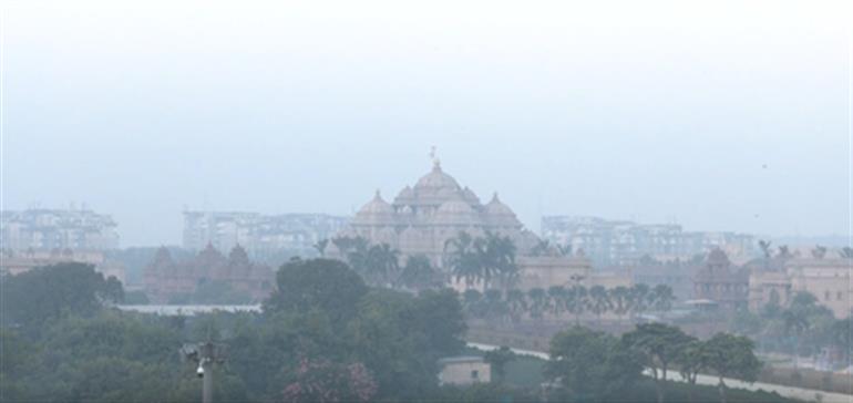 दिल्ली-एनसीआर में थोड़ी राहत के बाद फिर ठिठुरन; कई इलाकों में AQI 300 के पार