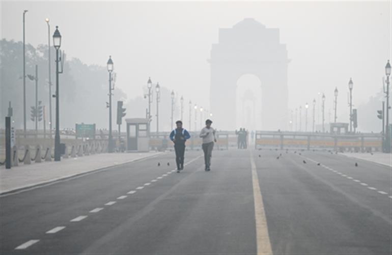 दिल्ली धुंध की चादर में लिपटी, AQI 333 पर पहुँचा; IMD ने आज के लिए शीत लहर की चेतावनी जारी की