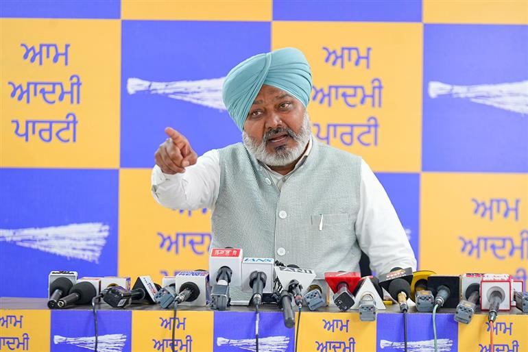 ਕਾਂਗਰਸ ਨੂੰ ਅਹੁਦਿਆਂ ਦੇ ਹਿਸਾਬ ਨਾਲ ‘ਰੇਟ ਲਿਸਟ’ ਲਗਾਉਣੀ ਚਾਹੀਦੀ: ਹਰਪਾਲ ਸਿੰਘ ਚੀਮਾ