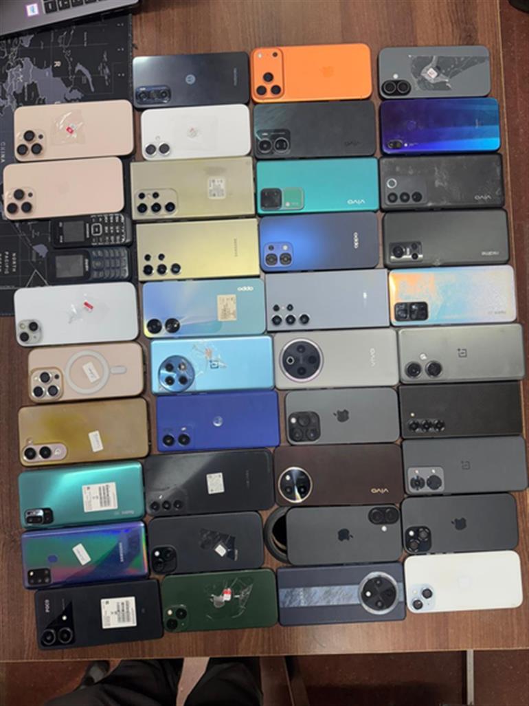 Police bust interstate mobile theft gang; 40 high-end phones stolen in Delhi concert recovered