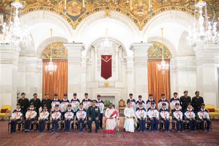 ਜੰਮੂ-ਕਸ਼ਮੀਰ: ਊਧਮਪੁਰ ਦੇ ਵਿਦਿਆਰਥੀਆਂ ਨੇ ਰਾਸ਼ਟਰਪਤੀ ਭਵਨ ਵਿਖੇ ਰਾਸ਼ਟਰਪਤੀ ਮੁਰਮੂ ਨਾਲ ਮੁਲਾਕਾਤ ਕੀਤੀ