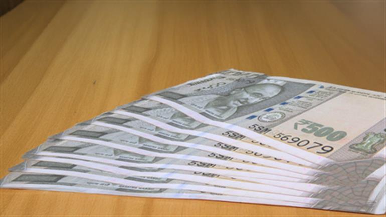 कमजोर ग्लोबल संकेतों, FII आउटफ्लो से रुपया फिसला