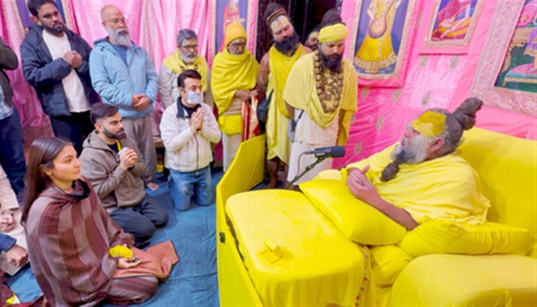 ਵਿਰਾਟ ਕੋਹਲੀ ਪਤਨੀ ਅਨੁਸ਼ਕਾ ਸ਼ਰਮਾ ਨਾਲ ਪ੍ਰੇਮਾਨੰਦ ਜੀ ਮਹਾਰਾਜ ਦੇ ਆਸ਼ਰਮ ਗਏ