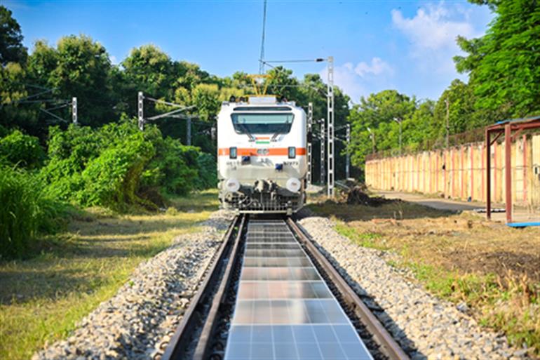 ਭਾਰਤੀ ਰੇਲਵੇ 2,626 ਸਟੇਸ਼ਨਾਂ 'ਤੇ 898 ਮੈਗਾਵਾਟ ਸੂਰਜੀ ਊਰਜਾ ਦੀ ਵਰਤੋਂ ਕਰ ਰਿਹਾ ਹੈ: ਸਰਕਾਰ