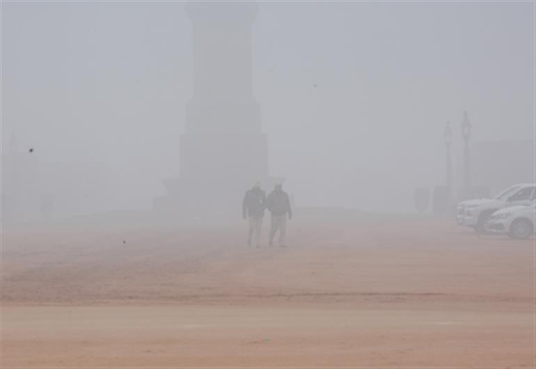 दिल्ली-NCR में घने स्मॉग के साथ सुबह हुई, AQI फिर से 'गंभीर' ज़ोन में पहुंचा