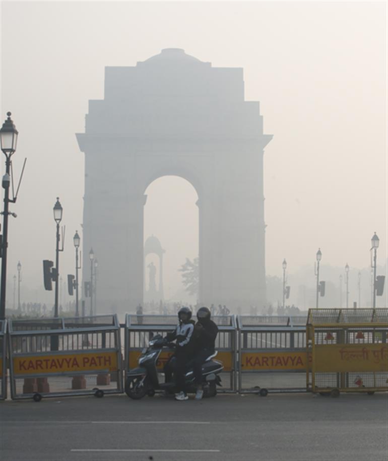 दिल्ली में 'बहुत खराब' हवा से दम घुट रहा है, AQI गिरा; घने कोहरे से उड़ानें बाधित