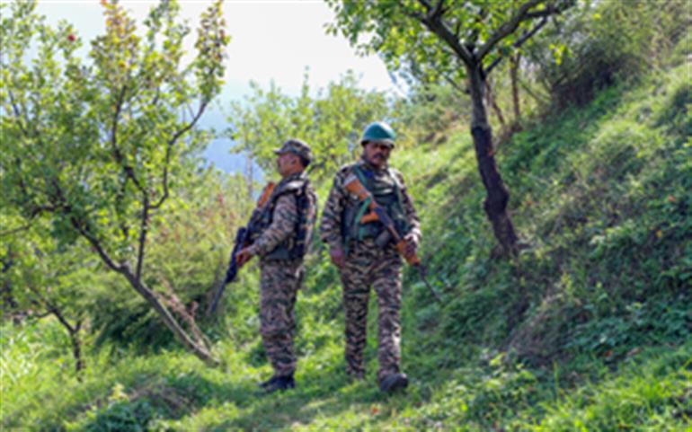 जम्मू-कश्मीर के कुपवाड़ा के जंगल इलाके से सुरक्षा बलों ने हथियार और गोला-बारूद बरामद किए