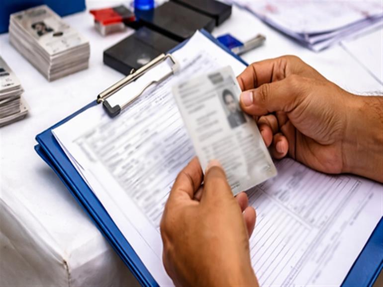 EC ने चुनावी रोल रिवीजन में गलतियों को लेकर तमिलनाडु के करीब 10 लाख वोटर्स को नोटिस जारी किए