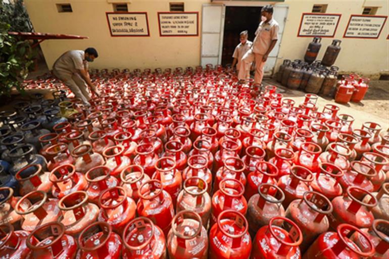 PMUY योजना के तहत सब्सिडी वाली LPG पाने वाले गरीबों की संख्या 2025 में 10.35 करोड़ तक पहुंची
