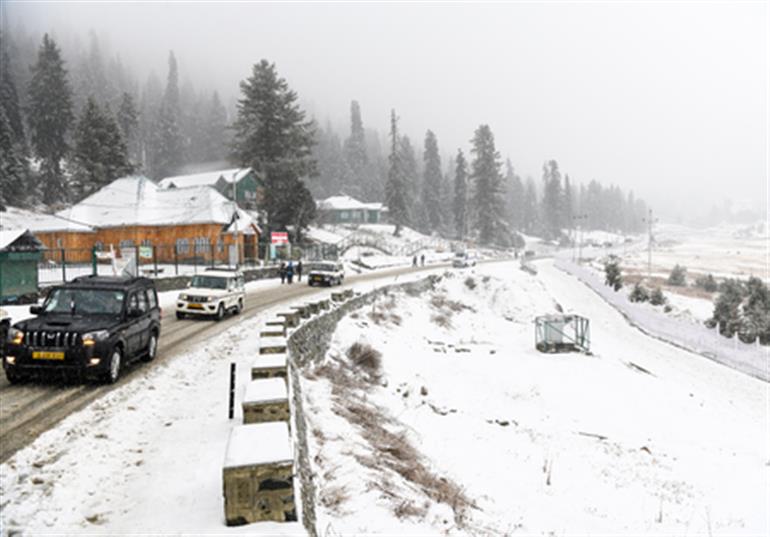 जम्मू-कश्मीर के टूरिस्ट स्पॉट पर बर्फबारी से नए साल का जश्न मनाने वालों को खुशी मिली, मैदानी इलाकों में बर्फबारी नहीं हुई