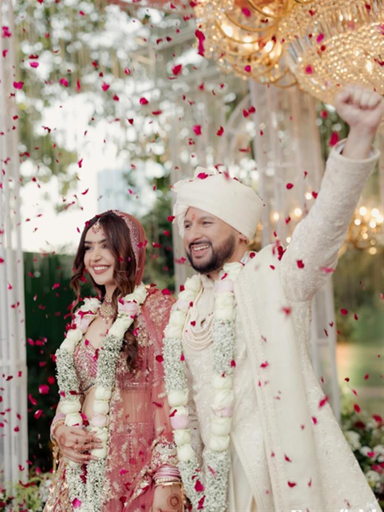 ऋतिक रोशन ने अपने कज़िन के लिए दिल छू लेने वाला नोट लिखा, क्योंकि वह अपनी ज़िंदगी का नया चैप्टर शुरू कर रहा है