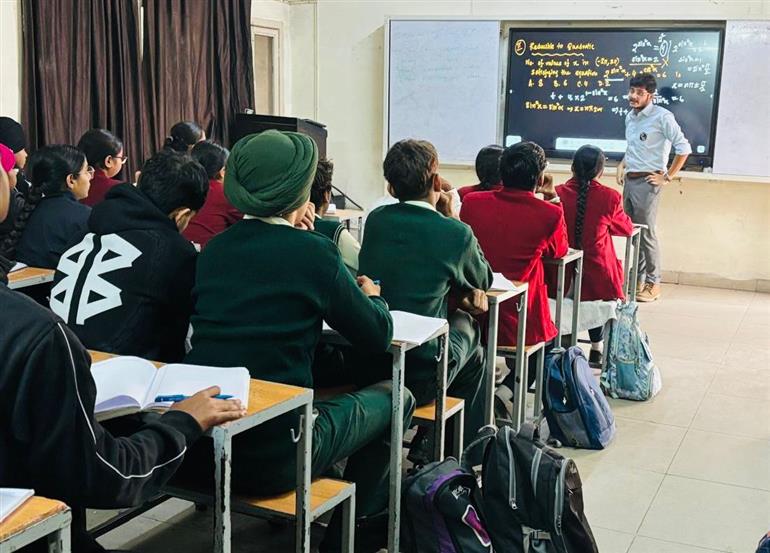 मान सरकार की शिक्षा क्रांति: सरकारी स्कूलों के 1700+ छात्रों को IIT, NIT और AIIMS की निःशुल्क तैयारी