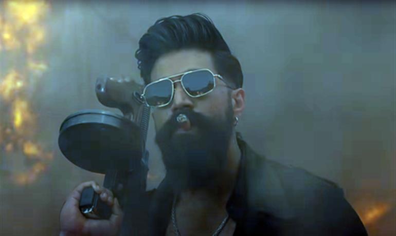 यश ने अपने 40वें जन्मदिन पर 'टॉक्सिक' के फर्स्ट लुक में राया के रूप में बोल्ड अंदाज़ दिखाया