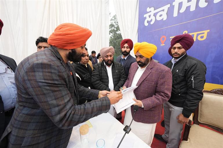 ਕੜਾਕੇ ਦੀ ਠੰਢ ਦੇ ਬਾਵਜੂਦ ਮੁੱਖ ਮੰਤਰੀ ਭਗਵੰਤ ਸਿੰਘ ਮਾਨ ਵੱਲੋਂ ਜਲੰਧਰ ਵਿੱਚ ਲੋਕ ਮਿਲਣੀ, ਕਿਹਾl ਲੋਕ ਮਿਲਣੀਆਂ ਪੰਜਾਬ ਦੇ ਵਿਕਾਸ ਨੂੰ ਤੇਜ਼ ਕਰਨ ਲਈ ਪ੍ਰੇਰਕ ਦਾ ਕੰਮ ਕਰਨਗੀਆਂ