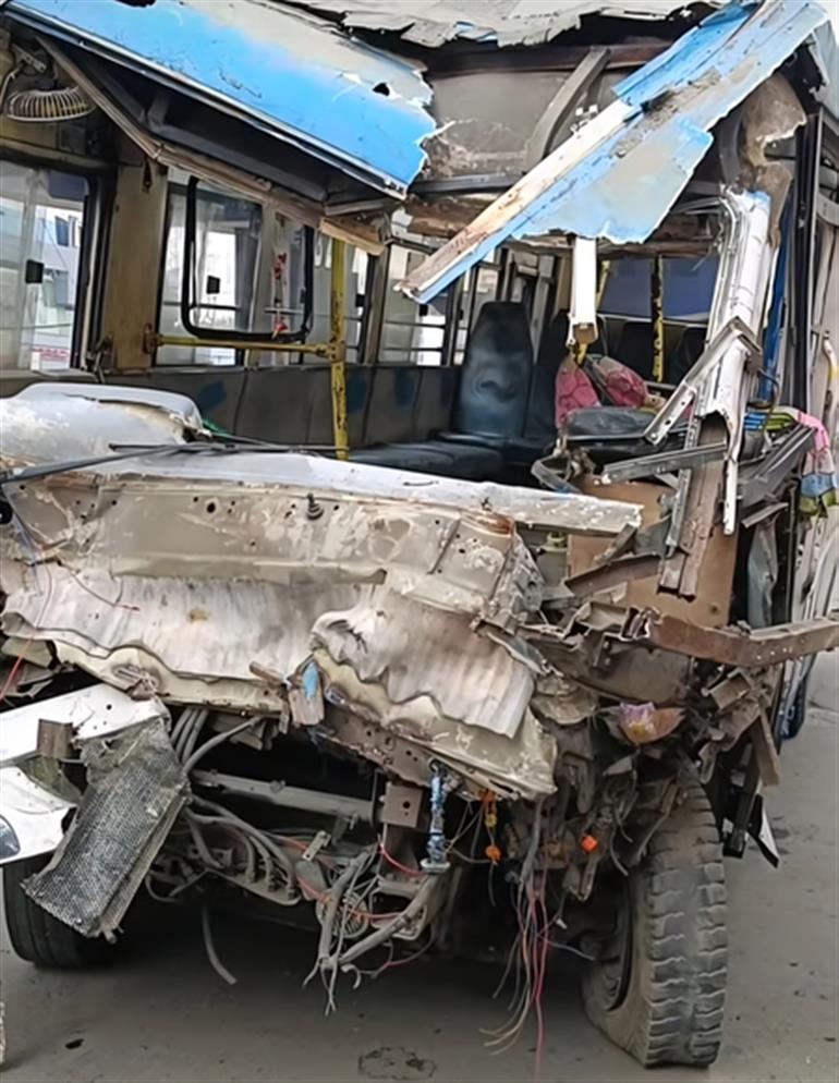 कोलकाता में सरकारी बस पलटने से 10 से ज़्यादा लोग घायल