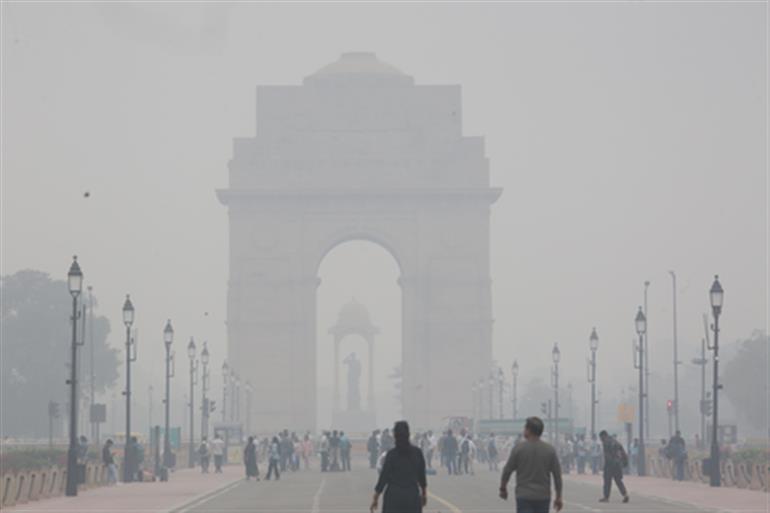 दिल्ली का न्यूनतम तापमान थोड़ा बढ़ा; हवा की क्वालिटी 'बहुत खराब' बनी हुई है