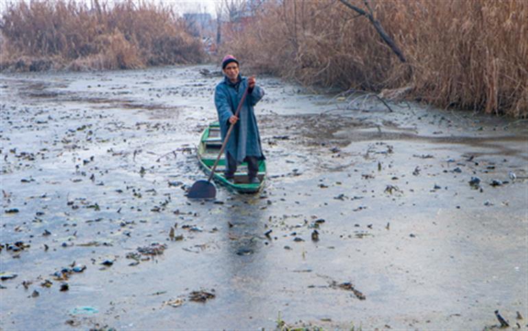 जम्मू में रिकॉर्ड तोड़ ठंड, कश्मीर में कड़ाके की ठंड