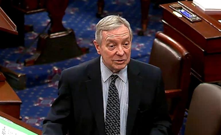 डेमोक्रेट्स ने ट्रंप के इमिग्रेंट वीज़ा फ्रीज़ करने के कदम की आलोचना की