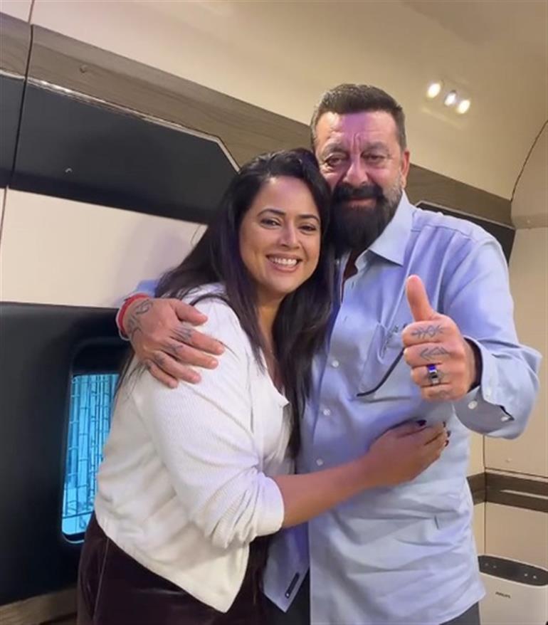 समीरा रेड्डी अपने 'मुसाफ़िर' को-स्टार संजय दत्त से मिलीं