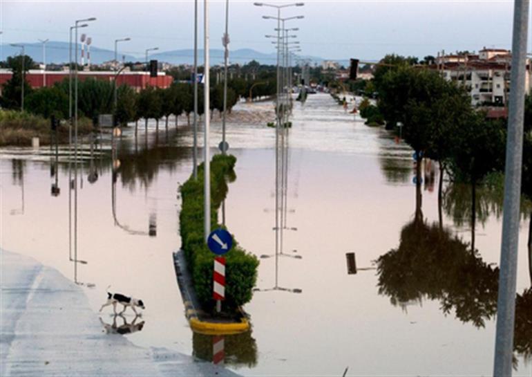 ग्रीस में खराब मौसम से ऊंची लहरों और बाढ़ के पानी से दो लोगों की मौत