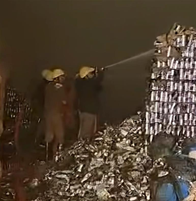 कोलकाता के बाहरी इलाके में सूखे खाद्य पदार्थों के गोदाम में भीषण आग, छह लोगों के फंसे होने की आशंका