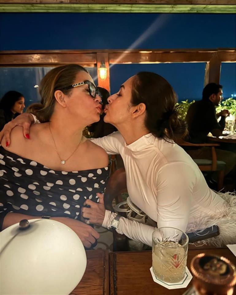 मलाइका अरोरा ने अपनी छोटी बहन अमृता अरोरा को जन्मदिन की शुभकामनाएं देते हुए एक प्यारा सा पोस्ट शेयर किया।