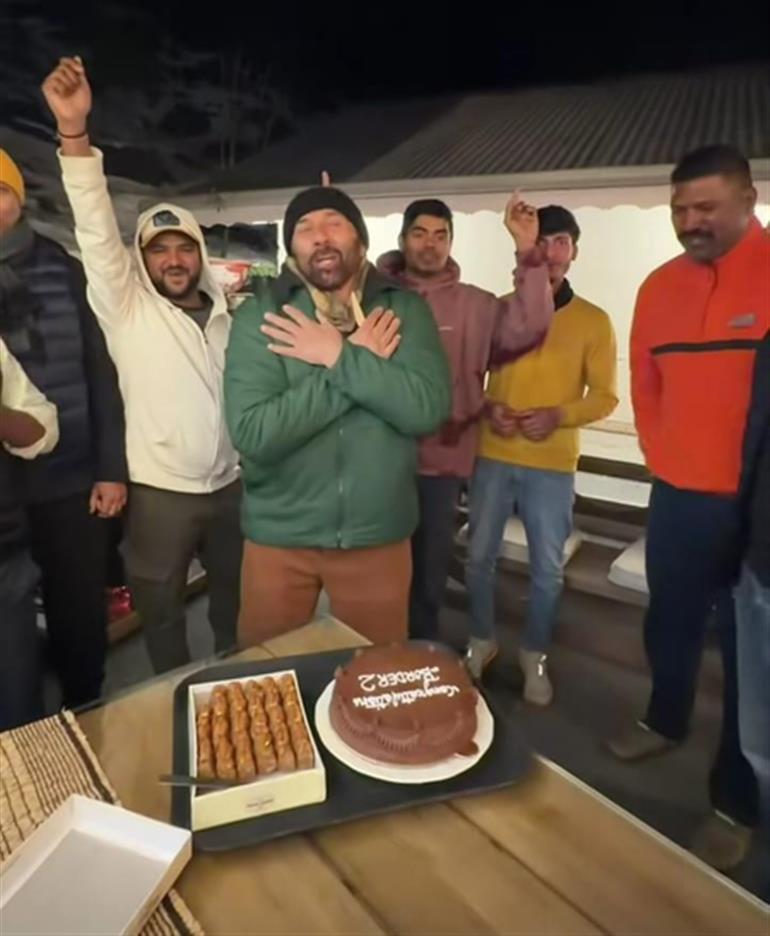 सनी देओल ने अपनी टीम के साथ मस्ती भरे जश्न के दौरान 'हैप्पी बॉर्डर टू मी' गाना गाया