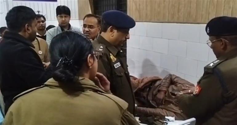 आगरा राजमार्ग पर तीर्थयात्रियों को ले जा रही डबल डेकर बस पलटी, दस घायल