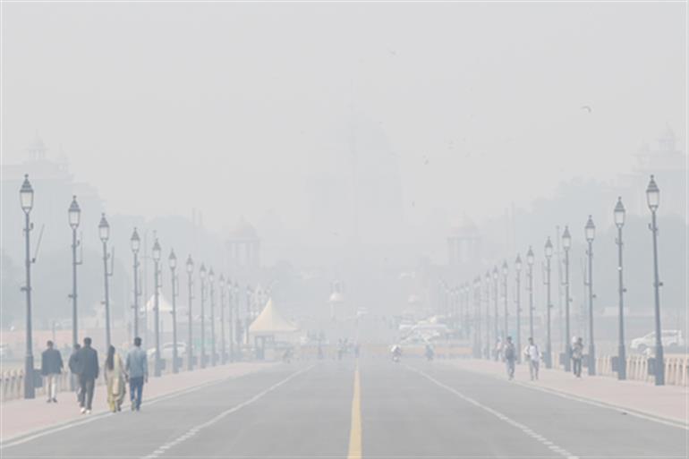 दिल्ली में वायु गुणवत्ता खराब श्रेणी में बनी हुई है, AQI 209 पर है।