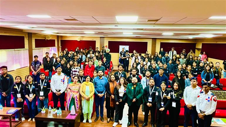 डी.ए.वी. कॉलेज एनएसएस ने युवाओं में सड़क सुरक्षा और जीवन-रक्षक उत्तरदायित्व की भावना प्रज्वलित की