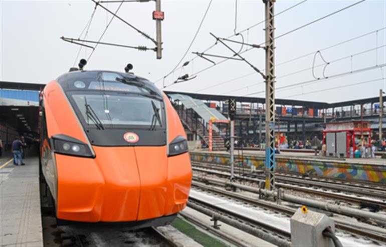 कैबिनेट ने 12 जिलों को कवर करने वाली 18,509 करोड़ रुपये की तीन रेलवे परियोजनाओं को मंजूरी दी