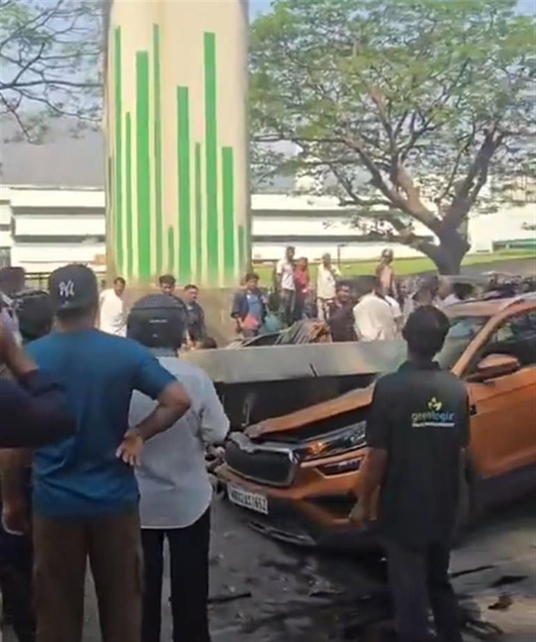 मुंबई में निर्माणाधीन मेट्रो स्तंभ गिरने से 1 की मौत, 4 घायल