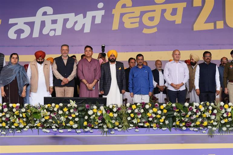 'आप' के राष्ट्रीय संयोजक अरविंद केजरीवाल और मुख्यमंत्री भगवंत सिंह मान ने मोगा में विलेज डिफेंस कमेटियों के शपथ ग्रहण समारोह में नशा तस्करों को दिखाई ताकत