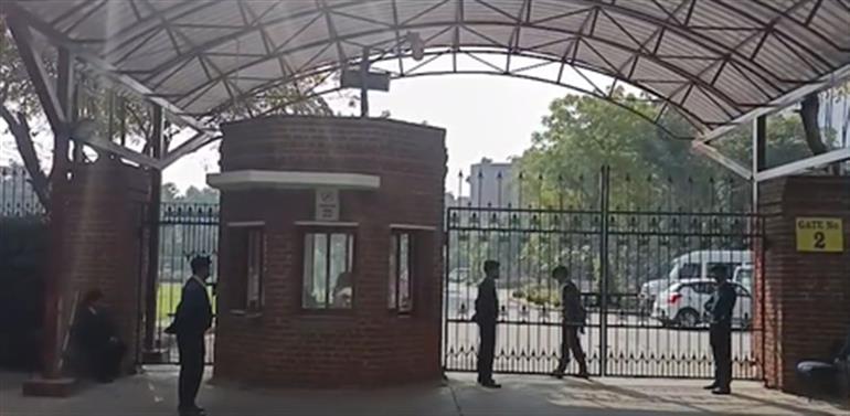 सीबीएसई परीक्षा के बीच नोएडा के करीब एक दर्जन स्कूलों को बम से उड़ाने की धमकी मिली