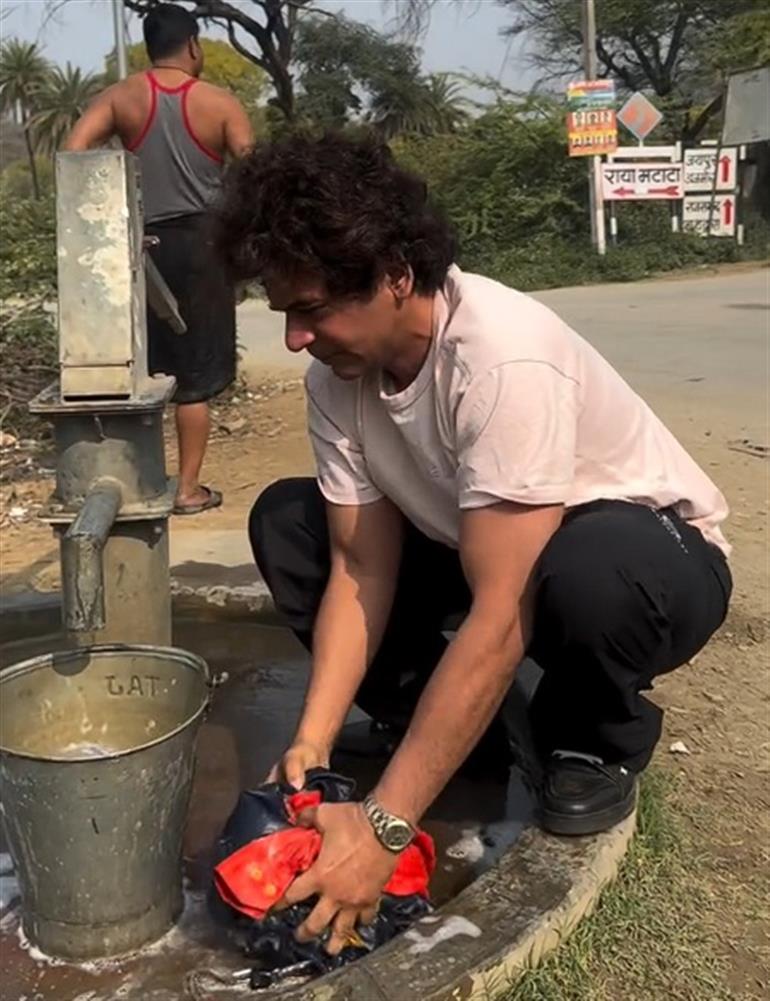 सुनील ग्रोवर देसी अंदाज में दिखे, हैंडपंप से कपड़े धोए