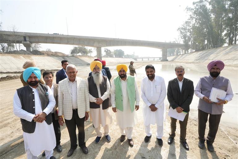 मुख्यमंत्री भगवंत सिंह मान ने फिरोजपुर फीडर नहर के रेनोवेशन के पहले फेज का उद्घाटन किया