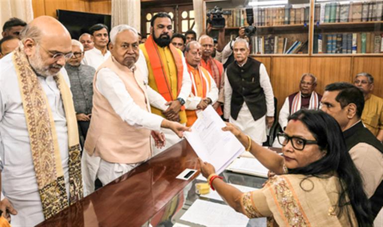 नीतीश कुमार ने राज्यसभा चुनाव के लिए नामांकन पत्र दाखिल किया