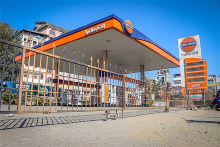 Domestic oil companies’ stocks tumble up to 9 pc as crude crosses $100 a barrel