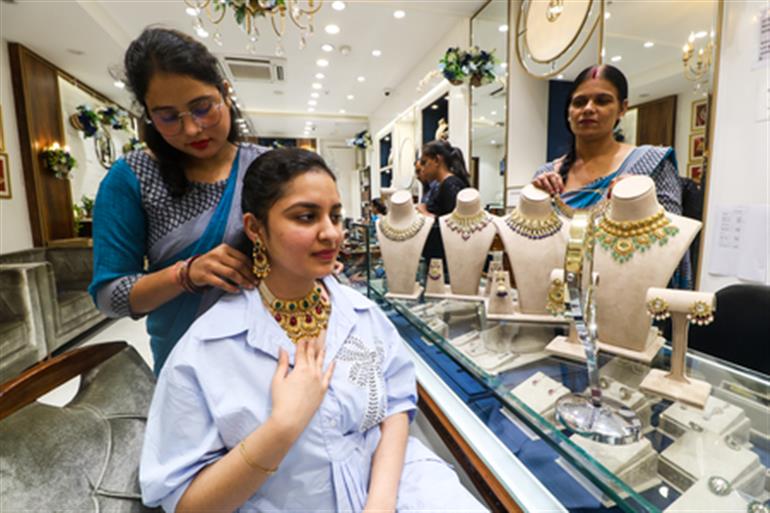 मुनाफावसूली के चलते चांदी और सोने की कीमतों में और गिरावट आई