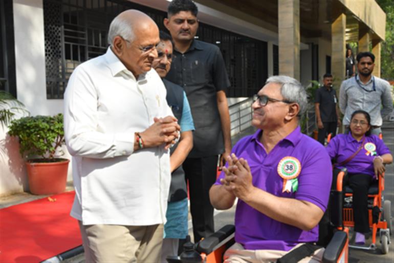 गुजरात के मुख्यमंत्री ने 5,676 दिव्यांगजनों को मोटरयुक्त तिपहिया वाहन और जॉयस्टिक व्हीलचेयर वितरित कीं