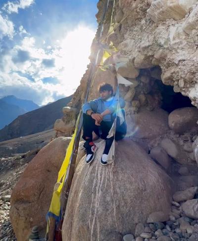 सिद्धांत चतुर्वेदी ने अपने काव्यात्मक पक्ष की खोज की, पारंपरिक कहानियों से परे प्रेम पर चिंतन किया