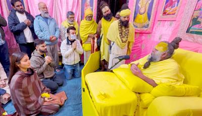 ਵਿਰਾਟ ਕੋਹਲੀ ਪਤਨੀ ਅਨੁਸ਼ਕਾ ਸ਼ਰਮਾ ਨਾਲ ਪ੍ਰੇਮਾਨੰਦ ਜੀ ਮਹਾਰਾਜ ਦੇ ਆਸ਼ਰਮ ਗਏ